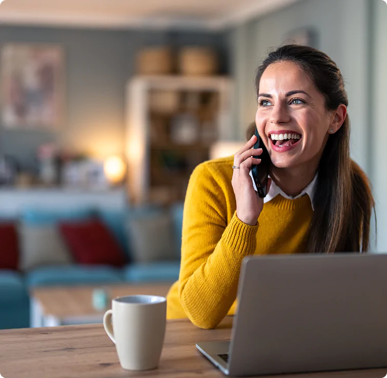 Una autónoma conversando sobre su experiencia con la facturación electrónica por teléfono.
